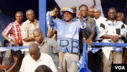 Presiden Zambia, Rupiah Banda (tengah) melakukan kampanye terakhir di Lusaka menjelang pemilu (17/9).