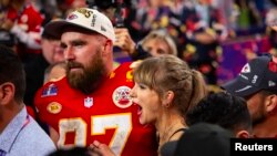 Гравець Kansas City Chiefs Тревіс Келсі святкує зі своєю подругою попзіркою Тейлор Свіфт перемогу над San Francisco 49ers у Супер Боулі на Allegiant Stadium в Лас-Вегасі, 11 лютого 2024. Фото: Mark J. Rebilas-USA TODAY Sports/Reuters