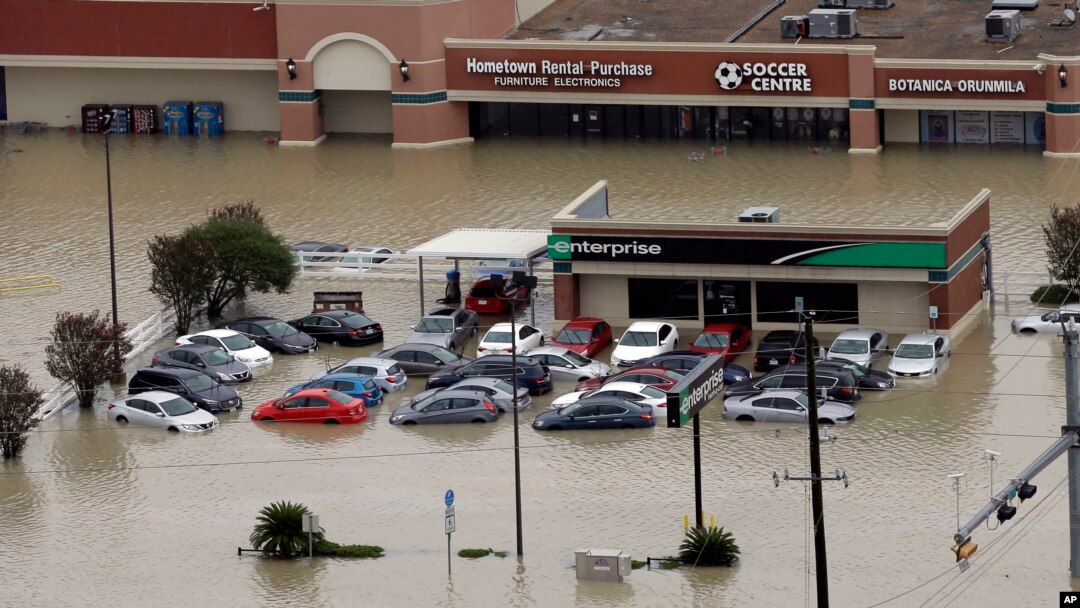 Kawasan bisnis dan mobil-mobil terendam banjir akibat badai Harvey di kota Houston (29/8). 