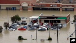 Kawasan bisnis dan mobil-mobil terendam banjir akibat badai Harvey di kota Houston (29/8). 