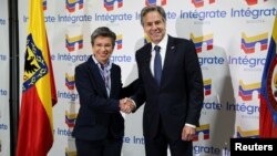 La alcaldesa de Bogotá, Claudia López, saluda al secretario de Estado de Estados Unidos, Antony Blinken, durante su visita al Centro de Integración Migratoria, en Bogotá, Colombia, el 4 de octubre de 2022.