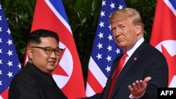 En esta foto de archivo tomada el 11 de junio de 2018, el presidente de los Estados Unidos, Donald Trump se reúne con el líder de Corea del Norte, Kim Jong Un, al comienzo de su histórica cumbre entre ambos países.