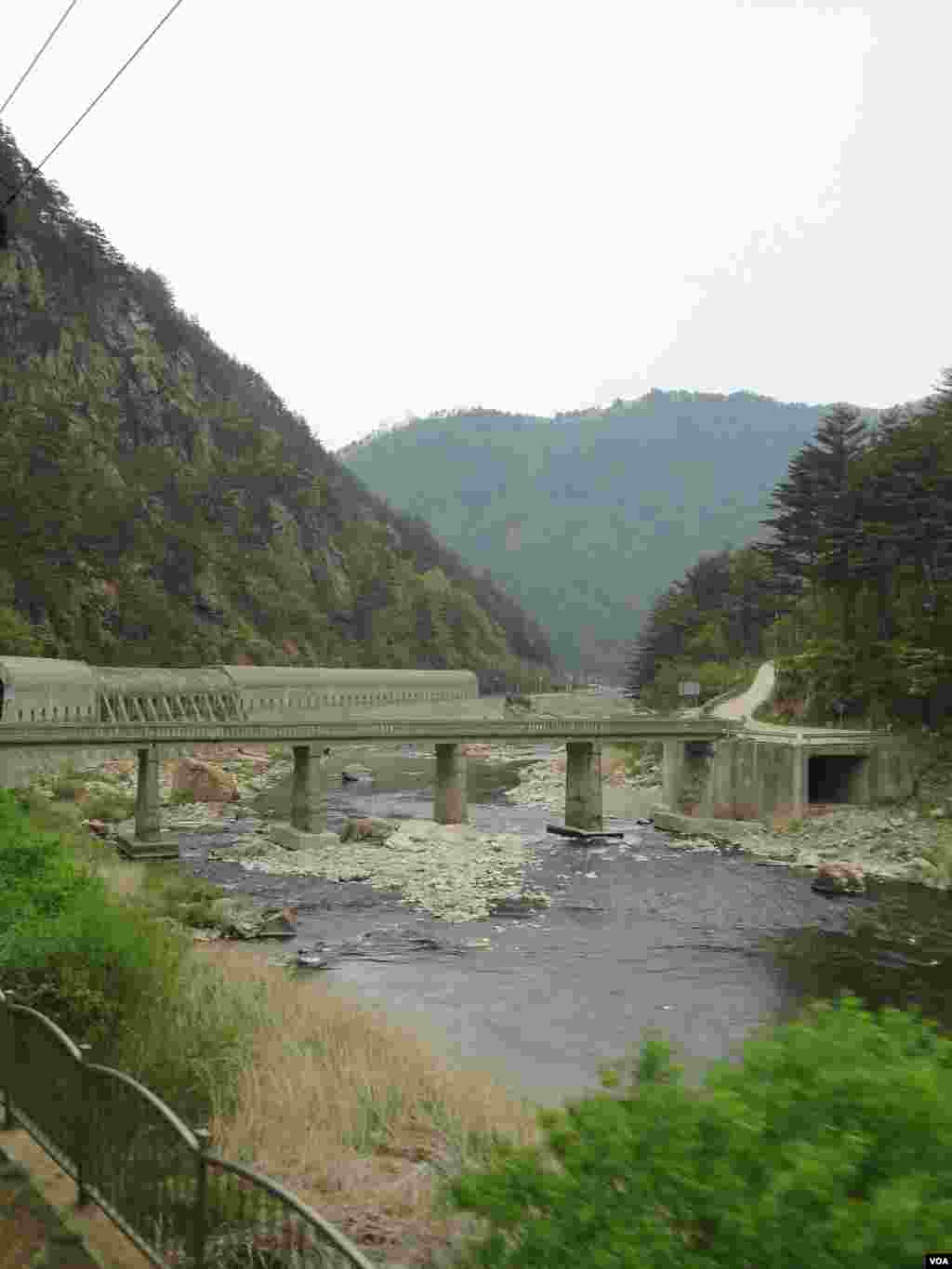 Pemandangan daerah pedesaan Korea Selatan dari Kereta-V (9/5). Para penumpang berkesempatan menjelajahi daerah pedesaan yang kejayaannya memudar di tengah penurunan industri kayu dan batu bara. (VOA/R. Kalden)