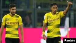 Pierre-Emerick Aubameyang et Nuri Sahin après le deuxième but de leur équipe contre FC Bayern Munich lors de la Supercoupe DFL à Dortmund, Allemagne, 5 août 2017.