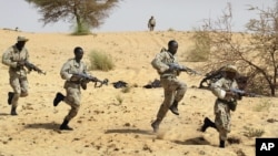 Entrainement de soldats maliens aux côtés des forces spéciales américaines près de Tombouctou, dans le cadre de l'Initiative pan-sahélienne américaine.