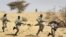Dans cette photo d'archives du 18 mars 2004, des soldats maliens s'entrainent aux côtés des forces spéciales américaines près de Tombouctou, dans le cadre de l'Initiative pan-sahélienne américaine 