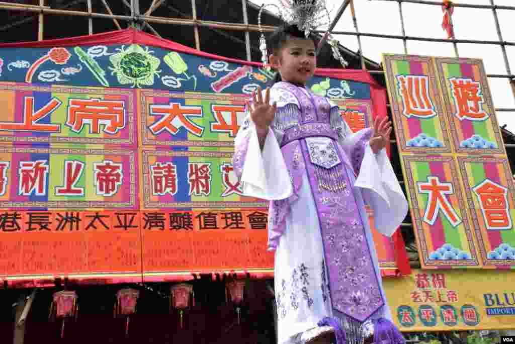 長洲太平清醮飄色巡遊扮成古代人物的小女孩。(美國之音記者湯惠芸拍攝)