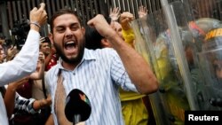 El diputado opositor Juan Requesens participa en una protesta en las afueras del Tribunal Supremo de Justicia, luego de ser agredido por una turba de chavistas.