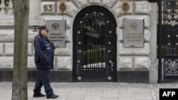 Un policier marche devant l'ambassade de Russie à Berlin, le 26 mars 2018.