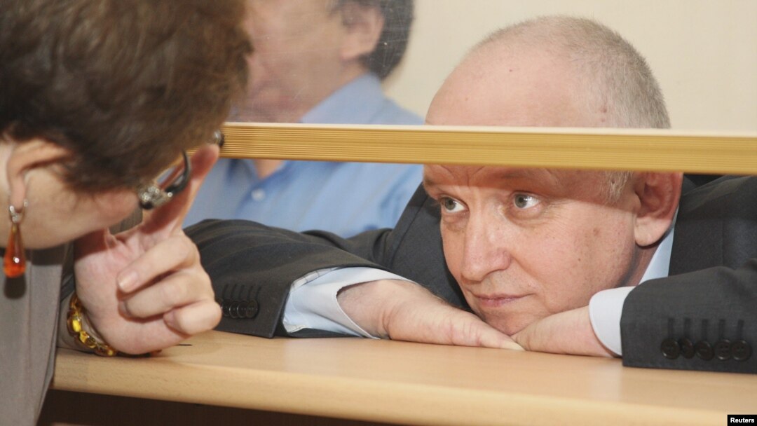 Janaozenda ichki ishlar xodimlari odamlarga qarata o't ochganini tanqid qilgan 52 yoshli muxolifat vakili Vladimir Kozlov hozir panjara ortida.