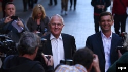 Perdana Menteri Australia Malcolm Turnbull (kiri) dan anggota Federal Brisbane Trevor Evans berjalan-jalan di tengah kota Brisbane, Australia.