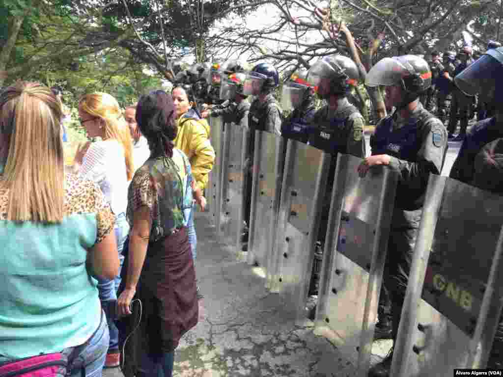 Militares no permiten el ingreso al entierro de familiares de víctimas de masacre de El Junquito en Caracas, Venezuela el 20 de enero de 2018