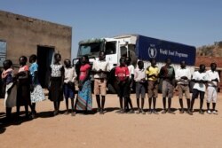 Anak-anak mengantre untuk menerima bantuan selama kunjungan yang diselenggarakan oleh The World Food Programme (WFP) di Koge School, di kota Kauda, Pegunungan Nuba, Sudan, 9 Januari 2020 yang terkena dampak konflik. (Foto: AP)