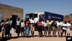Anak-anak antre untuk mendapatkan bantuan dari Program Bantuan Pangan PBB (The World Food Programme/WFP) di sekolah Koge, kota Kauda, ​​Pegunungan Nuba, Sudan, yang terkena dampak konflik, 9 Januari 2020. (Foto: dok). 
