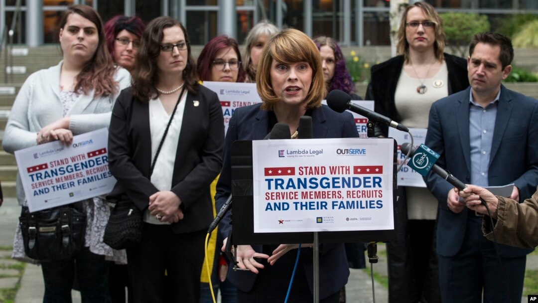 Para penentang kebijakan pembatasan kaum transgender berkiprah di militer AS melakukan unjuk rasa di kota Seattle, negara bagian Washington. 