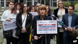 Para penentang kebijakan pembatasan kaum transgender berkiprah di militer AS melakukan unjuk rasa di kota Seattle, negara bagian Washington. 