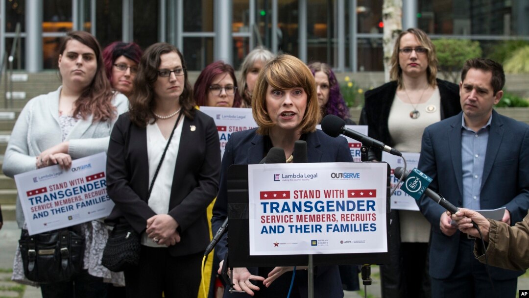 Genderlar tengligi ligasi ijrochi direktori Denni Askini transgender harbiylarga o'rnatilgan taqiqqa qarshi norozilik bildirmoqda. Siettl, 27-mart, 2018 
