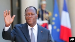 Photo d’archives : Le président ivoirien Alassane Ouattara, après sa rencontre avec son homologue français François Hollande, à l'Elysée, à Paris, le mardi 16 juin 2015.