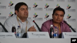 Los representantes de los jóvenes, Luis Viguria y Carlos Santiago, durante el encuentro en el marco de la Cumbre de las Américas.