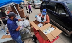 داوطلبان در دالاس تگزاس برای مردم غذا بسته‌بندی می‌کنند