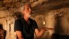  مقبوضہ مغربی کنارے میں فلسطینیوں کی مدد کرنے والے سرائیلی سر گرم کارکن ایال شانی مسافر یتہ کے جنوب میں الخلیل کے قریب ایک غار میں اے ایف پی کو انٹر ویو دیتے ہوئے فوٹو 25 اپریل 2024