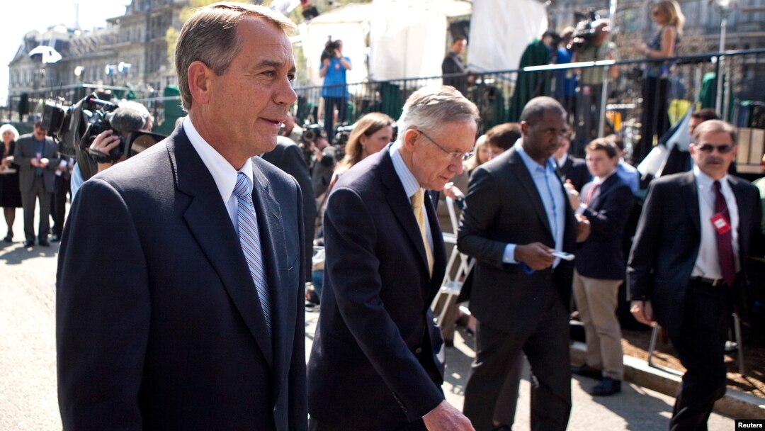 Ketua DPR AS John Boehner (kiri) dan Ketua Mayoritas Senat AS, Harry Reid berjalan bersama usai pertemuan dengan Presiden Barack Obama di Gedung Putih, Rabu (2/10). 