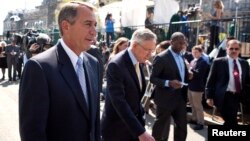 Ketua DPR AS John Boehner (kiri) dan Ketua Mayoritas Senat AS, Harry Reid berjalan bersama usai pertemuan dengan Presiden Barack Obama di Gedung Putih, Rabu (2/10). 