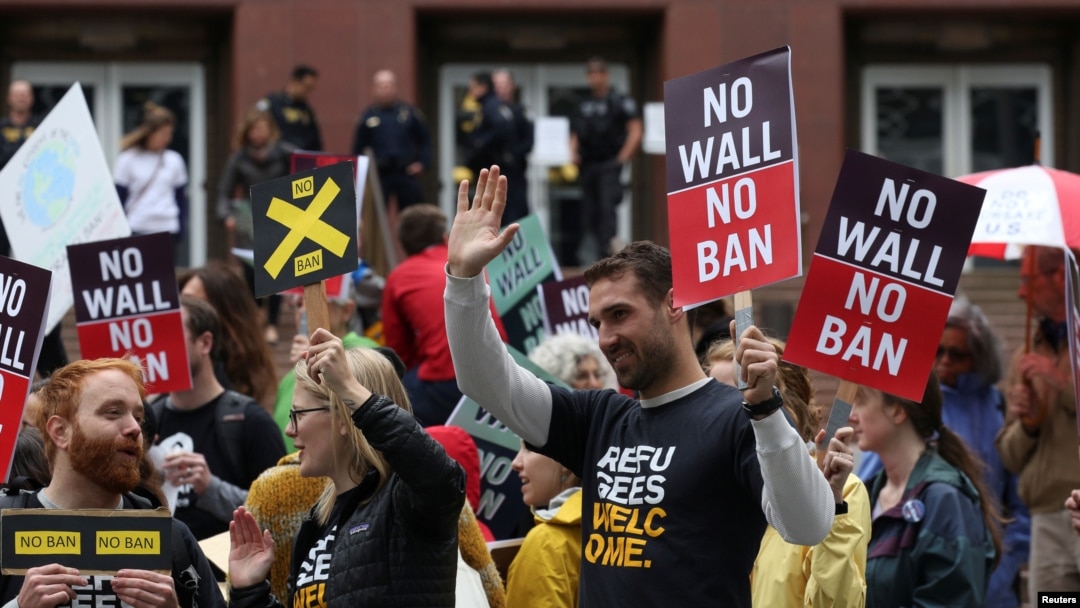 Người dân phản đối lệnh cấm di trú của Tổng thống Trump bên ngoài toà phúc thẩm ở Seattle, Washington, 15/5/2017.
