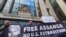 Des manifestants devant le Westminster Magistrates Court pour soutenir le fondateur de WikiLeaks, Julian Assange, à Londres, le 13 janvier 2020. (AP)