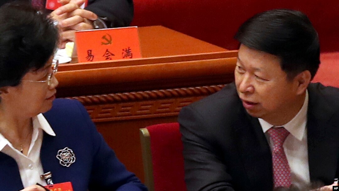Song Tao (kanan), kepala Departemen Hubungan Internasional Partai Komunis China yang berkuasa, berbicara dengan sesama peserta sebelum dimulainya sesi pembukaan Kongres ke-19 Partai China di Beijing, 18 Oktober 2017 (Foto: dok).