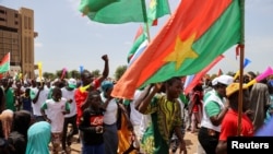 Une manifestation pro-junte, un an après le coup d'État à Ouagadougou.