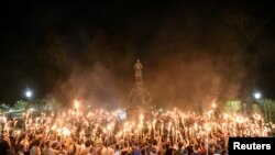 Archivo: Nacionalistas blancos participan en una marcha con antorchas en los terrenos de la Universidad de Virginia antes de una manifestación en Charlottesville, Virginia, el 11 de agosto de 2017. Fotografía tomada el 11 de agosto de 2017.