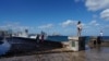 Sejumlah turis tampak mengambil gambar di pinggir laut Malecon, Havana, Kuba, pada 13 Februari 2023. (Foto: Reuters/Alexandre Meneghini)