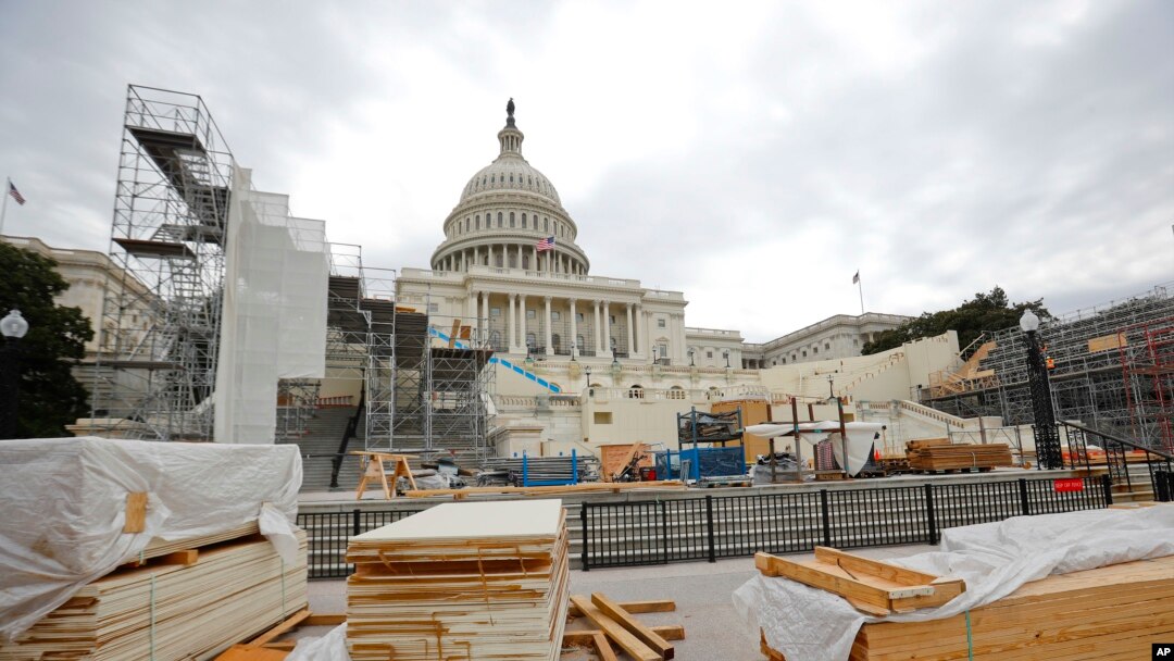 Persiapan panggung upacara pelantikan Presiden AS terpilih Donald Trump di tangga depan Capitol di Washington (8/12). (AP/Pablo Martinez Monsivais)