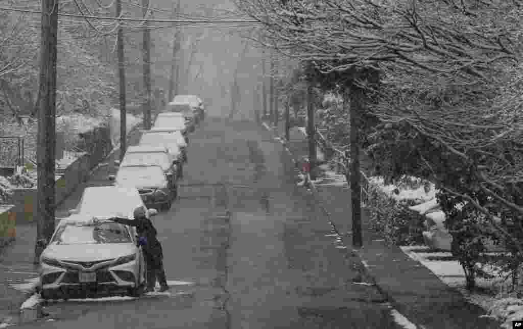 El martes por la noche, casi 12.000 personas en Virginia se habían quedado sin electricidad, según PowerOutage.us. &ldquo;Quédate en casa y fuera de las carreteras esta noche, Virginia&rdquo;, publicó el Departamento de Transporte de Virginia en las redes sociales.