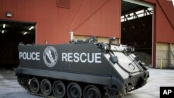 Seorang perwira polisi di Richboro berdiri di atas kendaraan berlapis baja selama demonstrasi, 23 Januari 2007. (Foto: AP)