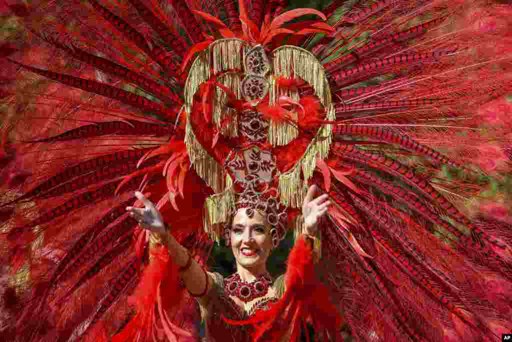 یک زن رقصنده اسپانیایی در فستیوال گل در شهر&nbsp;دِبرِتسن در مجارستان. دبرتسن زمانی پایتخت مجارستان بود.