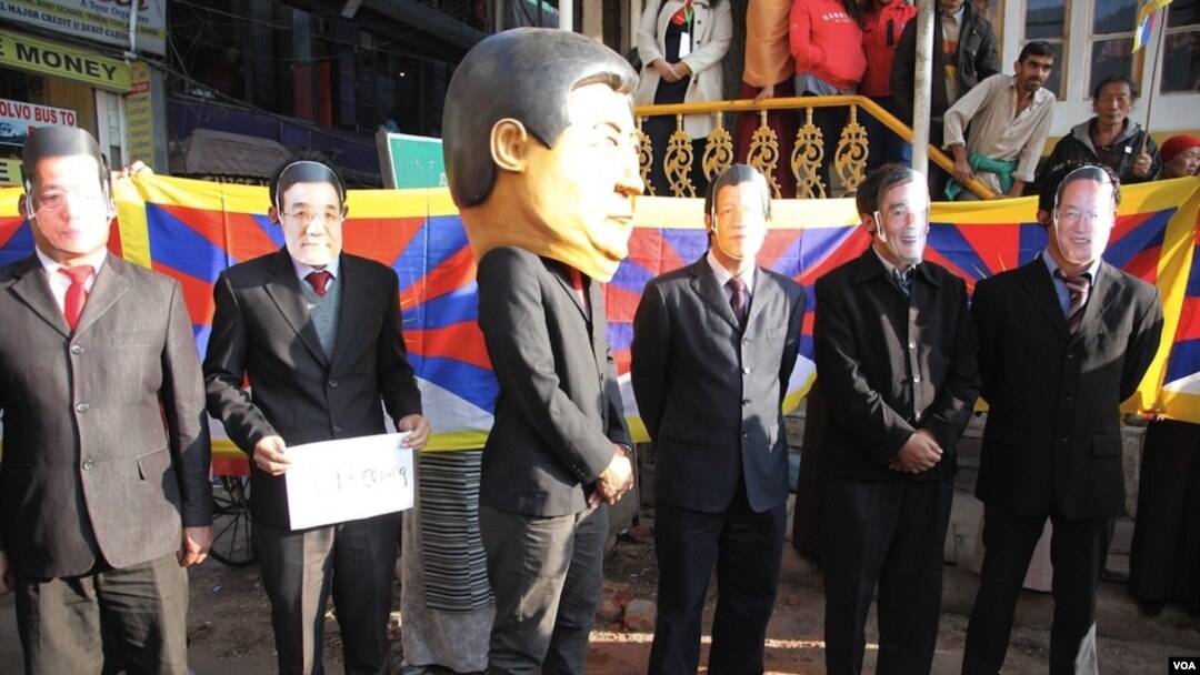 Warga Tibet di pengasingan melakukan unjuk rasa dengan mengenakan topeng para pemimpin Tiongkok, menuntut mereka menyelesaikan krisis politik di Tibet (foto: dok). 