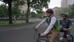 У Нью-Йорку волонтери катають незрячих людей на велосипеді. Відео