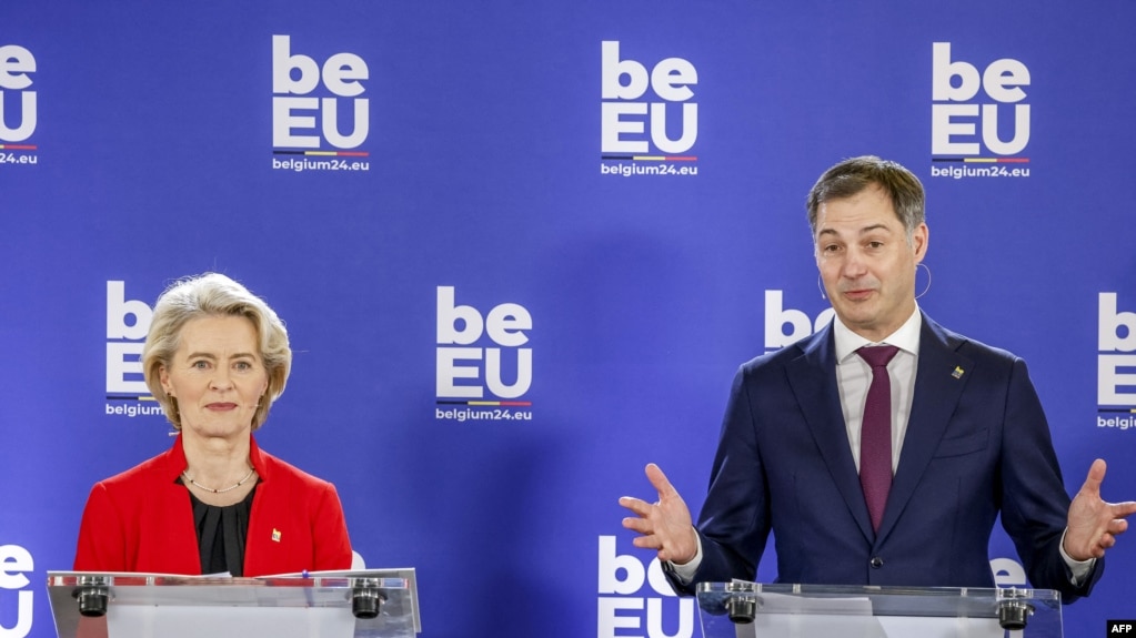 比利时王国首相亚历山大·德克罗(Alexander De Croo，右)与欧盟委员会主席乌尔苏拉·冯德莱恩（Ursula von der Leyen）2024年1月5日出席有关比利时接任欧盟轮值主席国的记者会。（法新社）(photo:VOA)