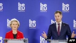 比利时王国首相亚历山大·德克罗(Alexander De Croo，右)与欧盟委员会主席乌尔苏拉·冯德莱恩（Ursula von der Leyen）2024年1月5日出席有关比利时接任欧盟轮值主席国的记者会。（法新社）
