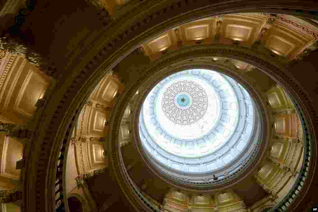 미국 텍사스 주의사당 건물 원형지붕 중앙에 주를 상징하는 &#39;하나의 별&#39;이 새겨져있다.