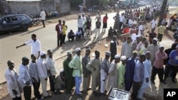 Electeurs guinéens attendant de voter à Conakry, en novembre 2010