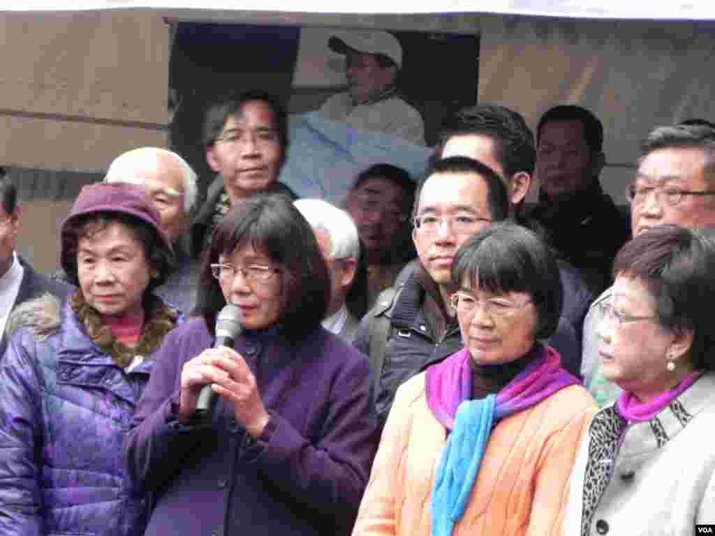 陈水扁的妹妹（左二、左三）以及儿子陈致中到场声援。（美国之音许波拍摄）