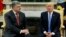 Tổng thốngt Donald Trump phát biểu trong cuộc họp với Tổng thống Ukraine, Petro Poroshenko tại Phòng Bầu dục Tòa Bạch Ốc ngày 20/6/2017.