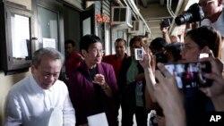 CEO dan Editor Eksekutif situs berita Rappler Maria Ressa (kedua dari kiri) berbicara dengan para wartawan di Pengadilan Negeri Manila, Filipina, 16 April 2019. 