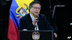 ARCHIVO - El presidente de Colombia, Gustavo Petro, habla durante una ceremonia que marca el octavo aniversario del acuerdo de paz entre el gobierno y las FARC en Bogotá, Colombia, el 21 de noviembre de 2024.