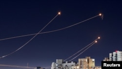 Hệ thống phòng thủ Mái vòm Sắt của Israel đánh chặn các tên lửa.