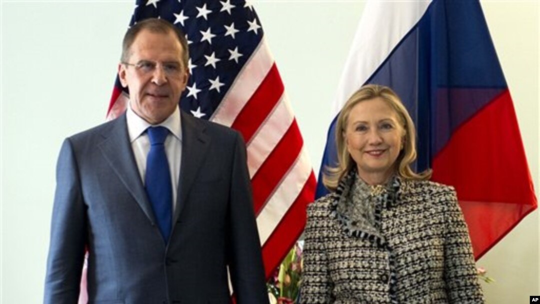 Ngoại trưởng Hoa Kỳ Hillary Clinton và Ngoại trưởng Nga Sergei Lavrov (trái)