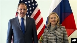 Ngoại trưởng Hoa Kỳ Hillary Clinton và Ngoại trưởng Nga Sergei Lavrov (trái)